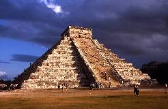 Kukulkan-Pyramide im Abendlicht