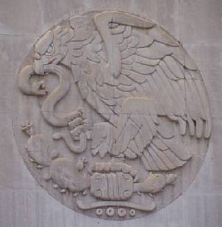 Wappen Mexicos: Adler mit Schlange im Schnabel auf Kaktus sitzend