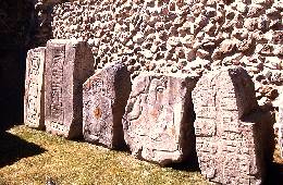 Stelen in Monte Alban