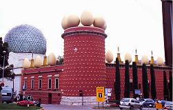 Theatro Museo Dalí in Figueres mit den charakteristischen Eiern am Dach