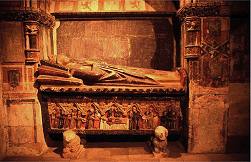 Bischofsgrab in der "Alten Kathedrale" von Salamanca