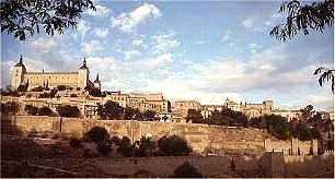 Blick zur Altstadt von Toledo, überragt vom Alcázar