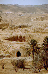 Kraterübersäte Landschaft mit Höhlenhäusern