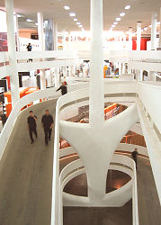 Im Biennale-Pavillon von Oscar Niemeyer