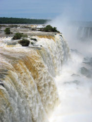Tobende Wassermassen (brasilianische Seite)