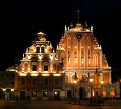 Schwarzhäupterhaus bei Nacht