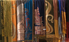 Am Basar: Seidentücher