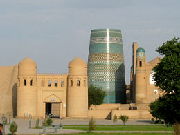 Ota Darvoza-Tor und Minarett Kalta Minor