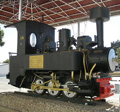 Schmalspurlokomotive vor dem Bahnhof von Windhoek