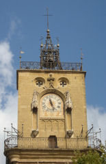 Rathaus mit hübschem Uhrturm in Aix-en-Provence