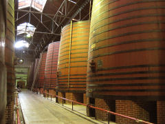 Reifefässer in der Byrrh-Fabrik