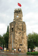 Antalya bei Regen: Uhrturm