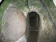 Unterirdische Stadt: Türsteinsicherung vor niederem Zugang