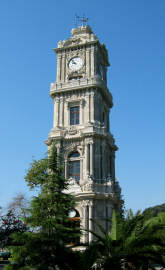 Uhrturm beim Dolmabahçe-Palast