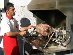 Dönerbrater vor der Sultan-Ahmet-Moschee
