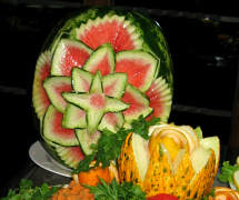 kunstvoll dekoriertes Abendbuffet