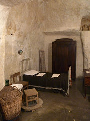 Schlaf- und Wohnraum in einer der Felsenwohnungen Materas