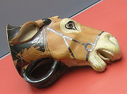 Pferdekopfvase im sehenswerten archäologischen Museum im Kastell von Melfi