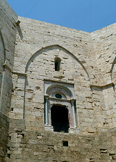 Im Innenhof von Castel del Monte