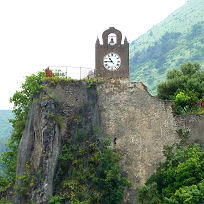Uhrturm hoch über dem Städtchen Orsomarso