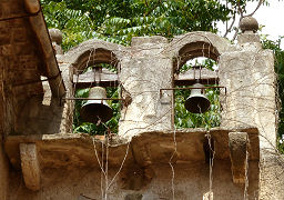 Verwachsenes Geläute einer der vielen kleinen Kirchen in Paola