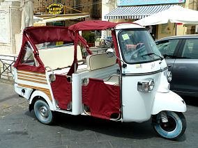 Durchdesigntes Dreiradmopedtaxi in Pizzo