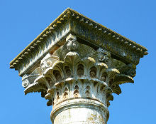 Korinthische Säule im archäologischen Park von Venosa