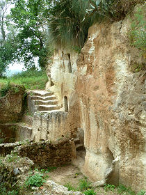 In den Sandstein gehauene Wohnräume im Örtchen Zungri