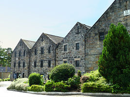 Lagerhäuser der Destillerie Cardhu