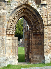 Gotischer Torbogen der Kathedrale von Elgin