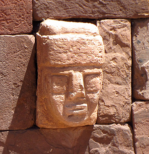 Vorspringender Kopf am halb unterirdischen Tempel