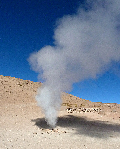 Dampfende Geysir im 'Sol de Mañana'