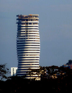 Von Architekt Calatrava inspirierter Wolkenkratzer beim Anflug auf Guayaquil