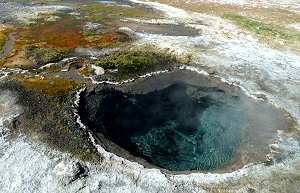 Warme Schwefelquelle in eisiger Umgebung