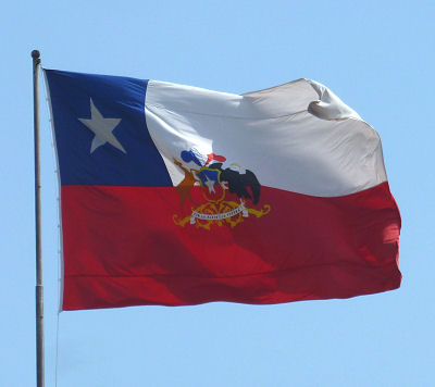 Chilenische Flagge mit Staatswappen vor dem Präsidentenpalast in