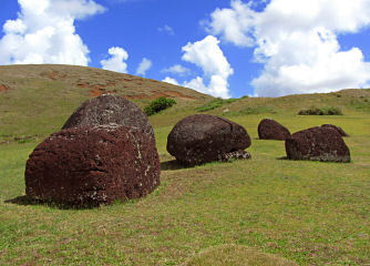 Übrig gebliebene Pukao bei der 'Hutfabrik' am Krater Puna Pau