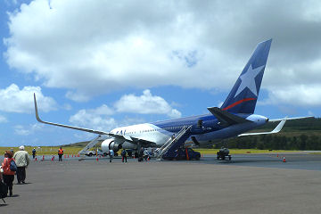 Die Boeing 767-300 der LAN  bereit zum Abflug aufs Festland
