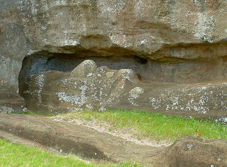 Unvollendeter Moai im Steinbruch Rano Raraku