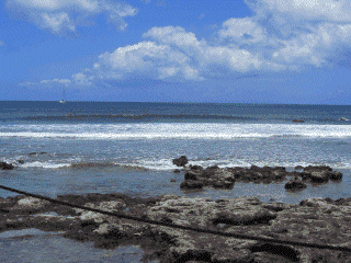 Sanfte Brandung am Hafen von Hanga Roa