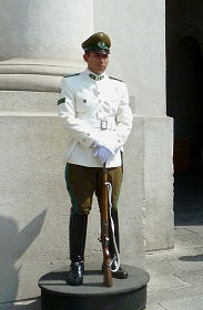 Gardesoldat vor dem Präsidentenpalast in Santiago