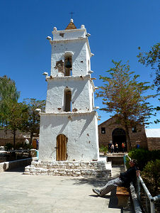 Freistehender Glockenturm und Kirche von Toconao