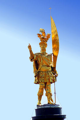 Der vergoldete Heilige Alexander auf der Vierungskuppel der Basilika Santa Maria Maggiore