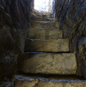 Ausgetretene Steintreppe beim Aufstieg auf den Torre del Gambito