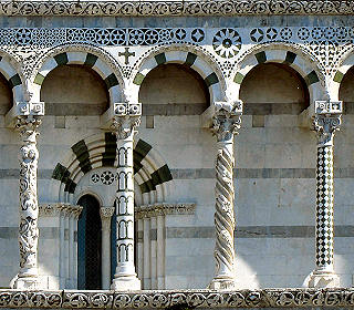 Detail der eindrucksvollen Steinmetzkunst am Dom von Lucca