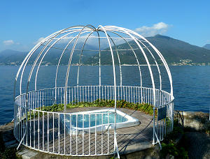 Hotel-Luxusjacuzzi direkt am Ufer des Lago Maggiore