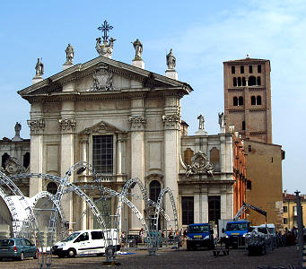 Dom von Mantua, ein bisschen verbaut von Sommerfestivalaufbauten...