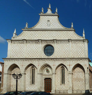 Schöne Fassade des Doms Santa Maria Annunciata