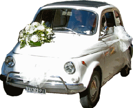 Geschmückter Fiat 500 als Hochzeitskutsche für die Braut