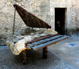 'Felsflügel' von Dionís Bennàssar im Veranstaltungszentrum von Pollença