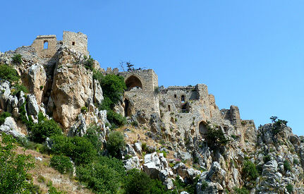 Die Hilarion-Festung verschmilzt fast mit dem Gebirge